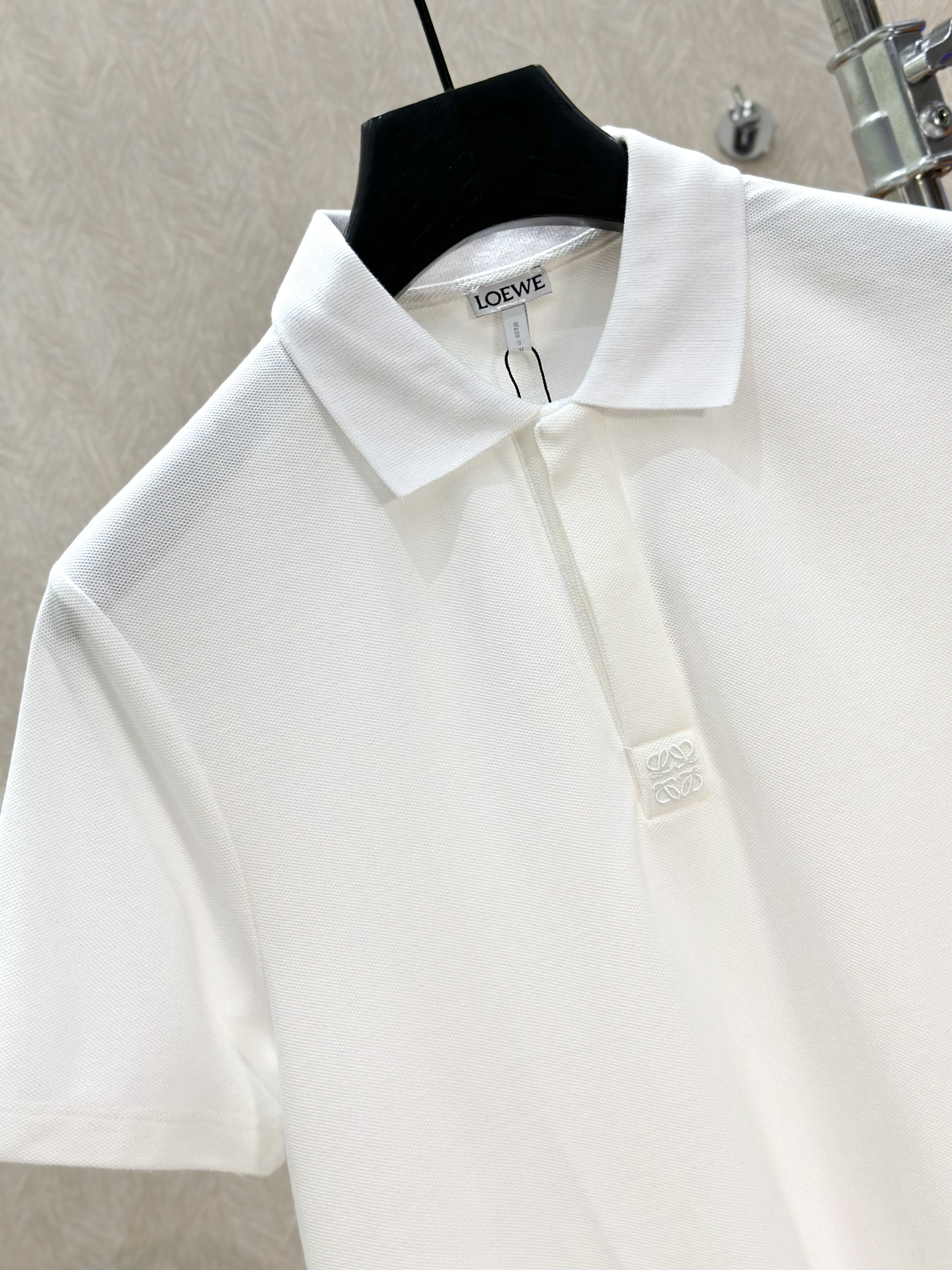 Áo polo Loewe LW trơn logo thêu cổ khuy Like Auth 1-1 on web VTN